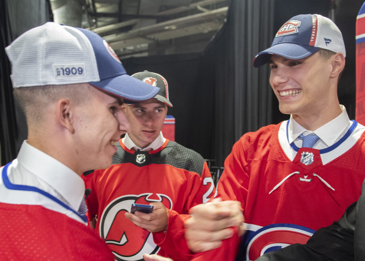 NHL Draft Hockey Juraj Slafkovský vpravo zo Slovenska pozdravuje