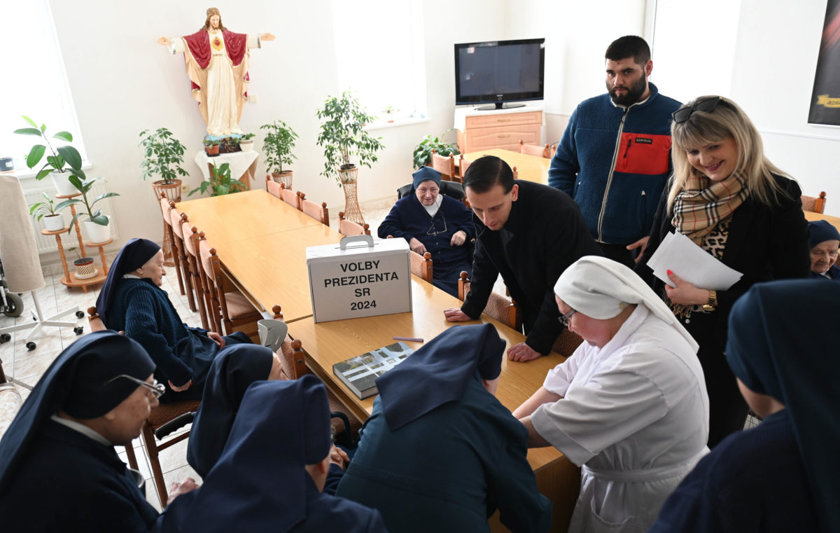 Volebný akt sestier sv Vincenta de Paul v obci Beluša fotografie