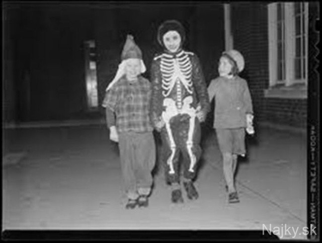 creepy_vintage_halloween_costumes_16