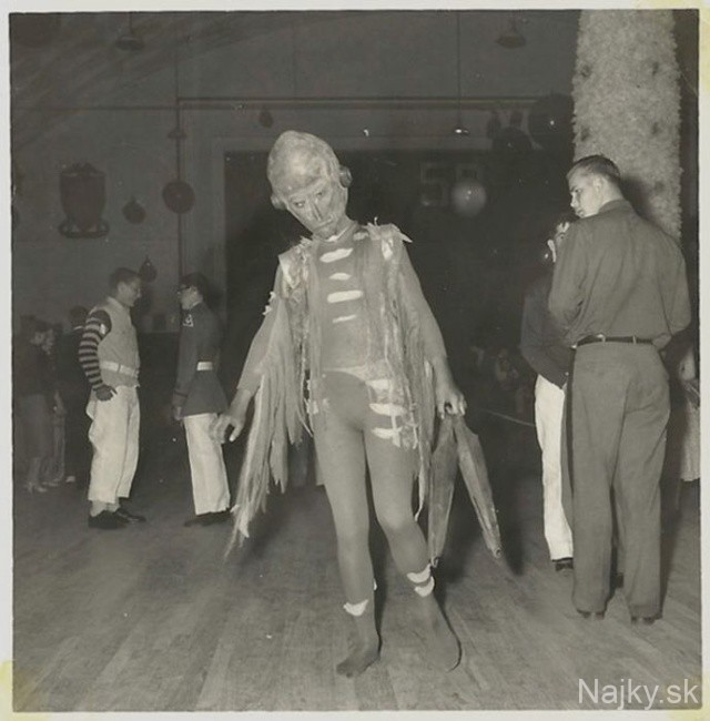 creepy_vintage_halloween_costumes_17