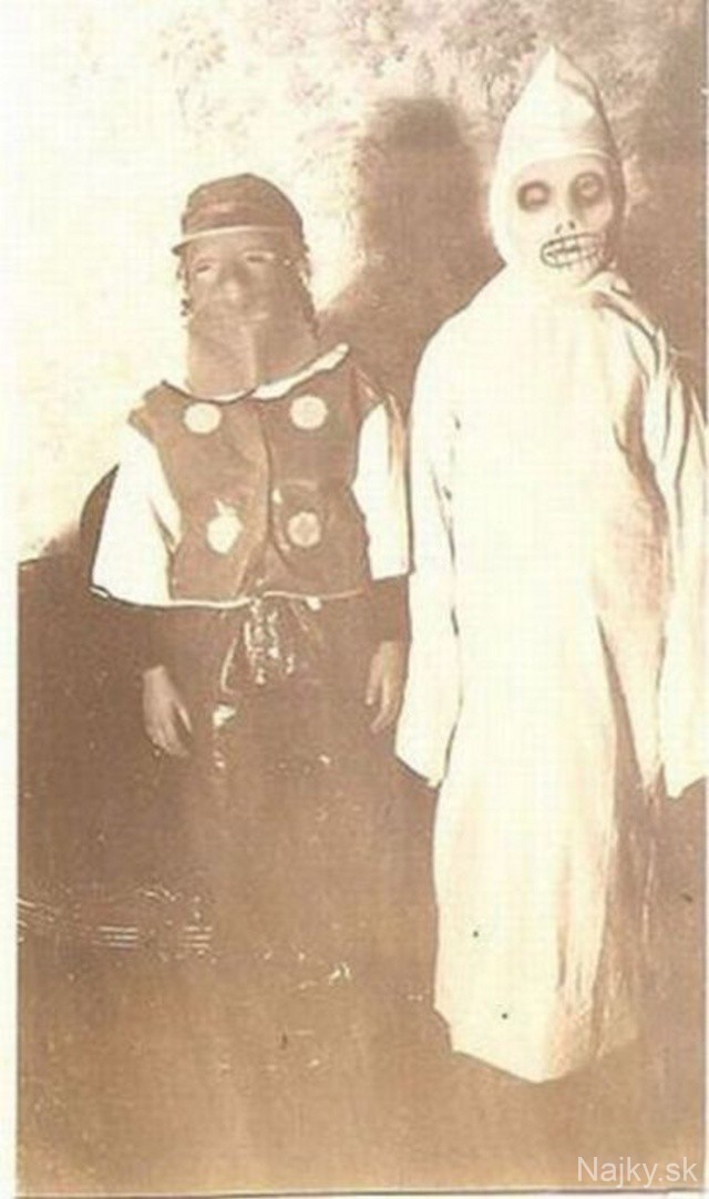creepy_vintage_halloween_costumes_21