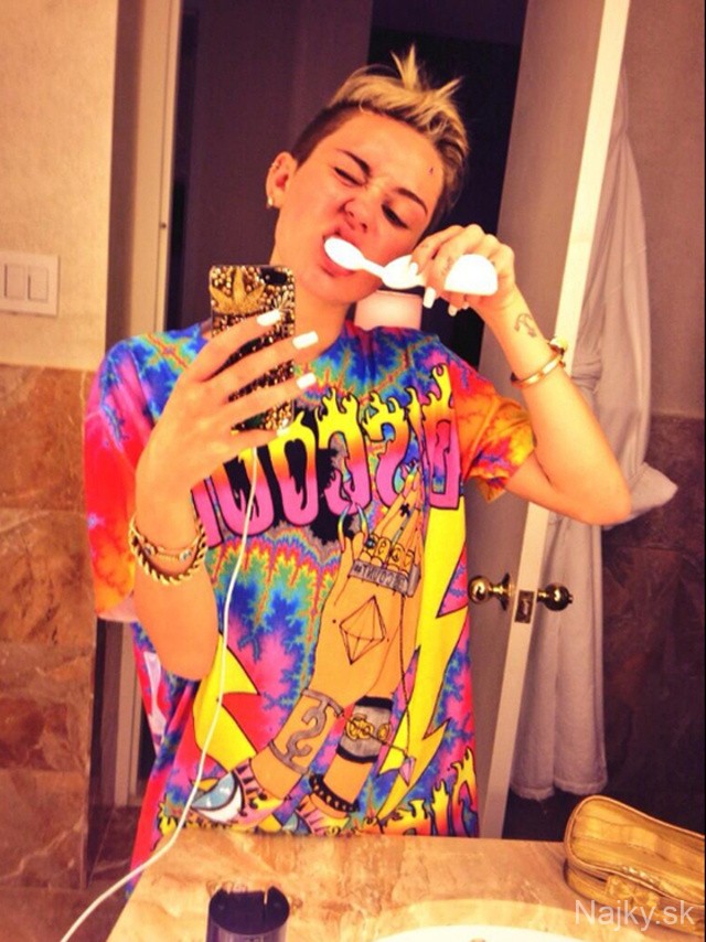 Miley-Cyrus-selfie
