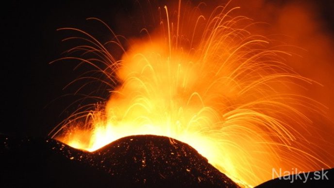 Italy Mt.Etna Eruption