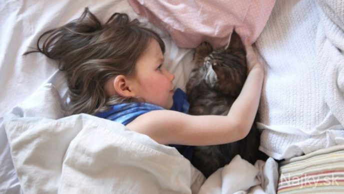 thula-therapy-cat-autistic-artist-iris-grace-12