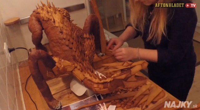 Swedish-3D-Artist-Bakes-The-Legendary-Smaug-From-The-Hobbit-Out-Of-Gingerbread3__880