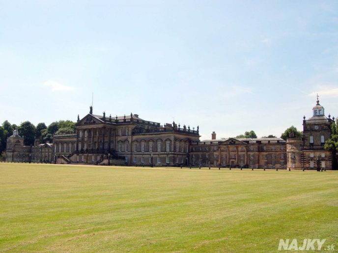 the-wentworth-woodhouse-is-being-sold-with-nearly-90-acres-of-parkland-several-resident-statues-and-a-chandelier-that-is-too-big-to-be-removed