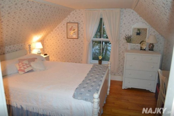 https://www.airbnb.ca/rooms/4470838