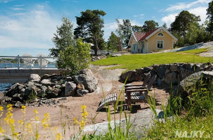 smallhousebliss-cottage-in-kalvsvik-exterior3