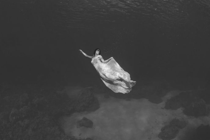 http://static.boredpanda.com/blog/wp-content/uploads/2015/03/Underwater-Trash-the-Dress-Shoot-Maui15__880.jpg