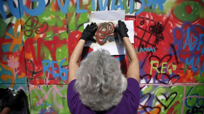 elderly-paint-graffiti-lisbon-lata-65-18