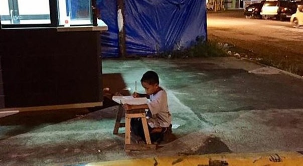 chlapec, svetlo, Filipíny,učenie