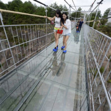 worlds-longest-glass-bridge-shiniuzhai-geopark-china-8