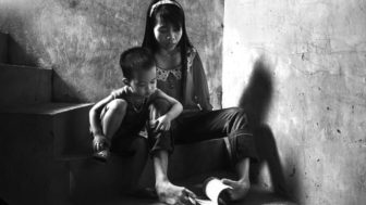 After the war vietnamese girl born without arms lives normal life and takes care of her nephew 3__880.jpg