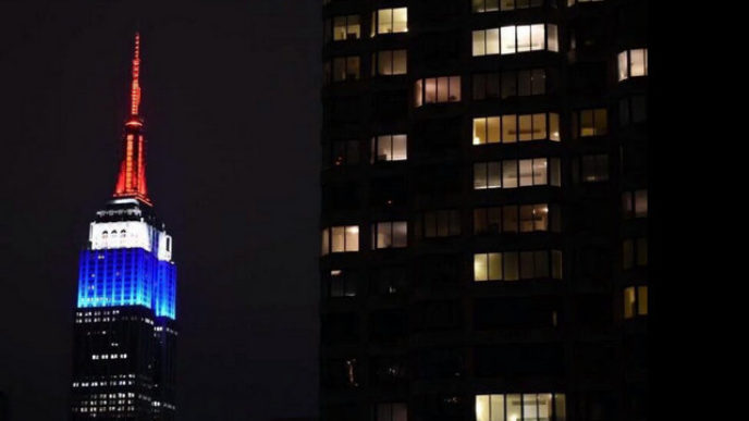 Empire state buidling paris terrorist attacks lights france nyc world trade center 2015.jpg