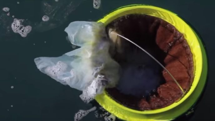 Prístroj, ktorý údajne vyčistí svetové oceány