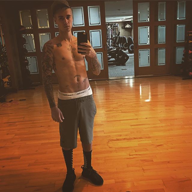 Justin Bieber opäť bez trička.