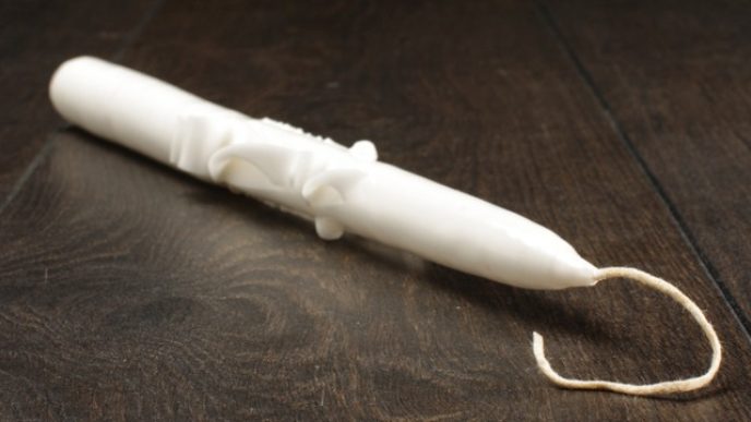 Pomocou sviečky vyčistíte dlaždice.