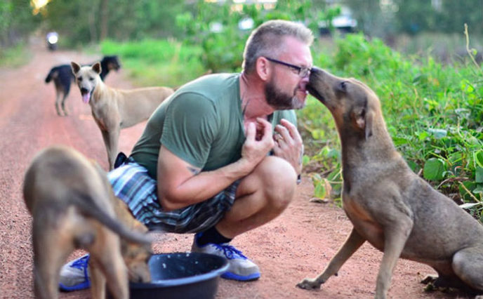 Man feeds 80 homeless dogs michael baines thailand 50.jpg
