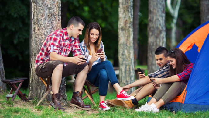 Mladí ľudia, fotenie, telefonovanie, mobil, smartfón