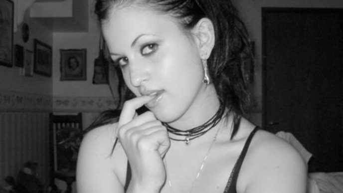 Womans bedroom selfie is freaking people out.jpg