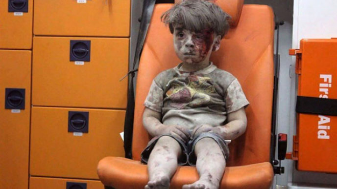 Alleppo boy air strike syria omran daqneesh 2.jpg