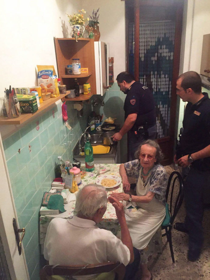 Old couple cries police cook pasta rome 2a.jpg