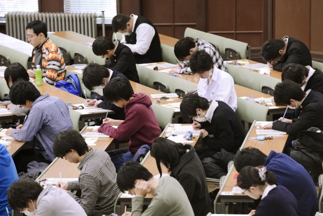 http://www.japantimes.co.jp/news/2013/12/02/reference/entrance-exams-get-failing-grade/