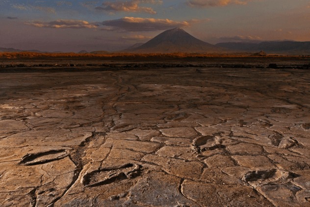 http://news.nationalgeographic.com/2016/10/ancient-human-footprints-africa-volcano-science/