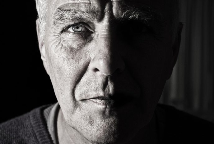 https://pixabay.com/sk/tvár-portrét-muž-hlava-starý-984031/