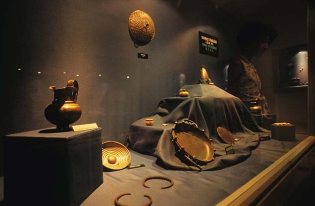http://www.ancient-origins.net/artifacts-other-artifacts/extravagance-and-illness-cursed-karun-treasure-lydians-006862