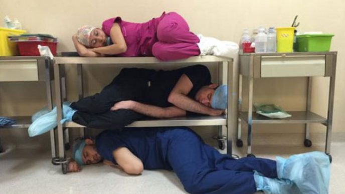69105 medical resident sleeping overworked doctors mexico yo tambien mi dormi 27 650 50492f835f 1484634209.jpg
