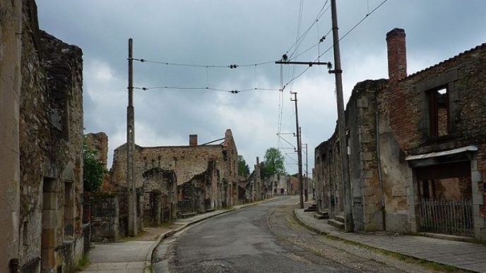 Oradour_sur_glane_ _sombre_day_street_view_ _panoramio.jpg