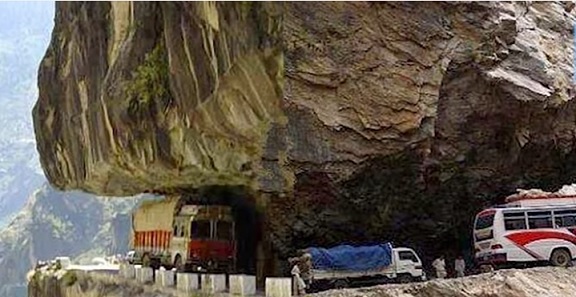 2. karakoram highway pakistan.jpg
