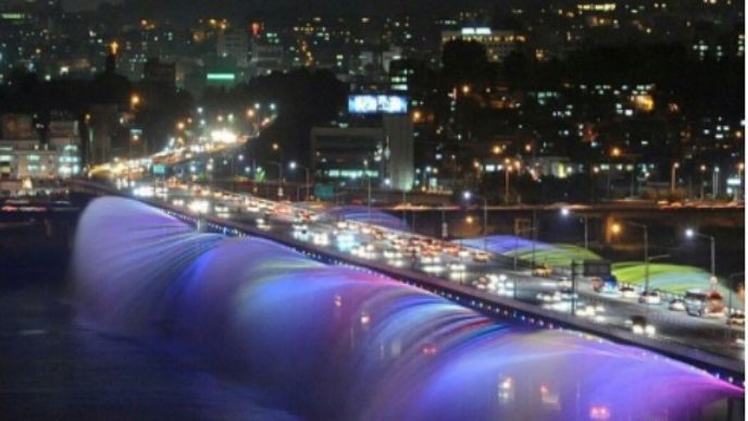 Banpo bridge rainbow fountain south korea.jpg