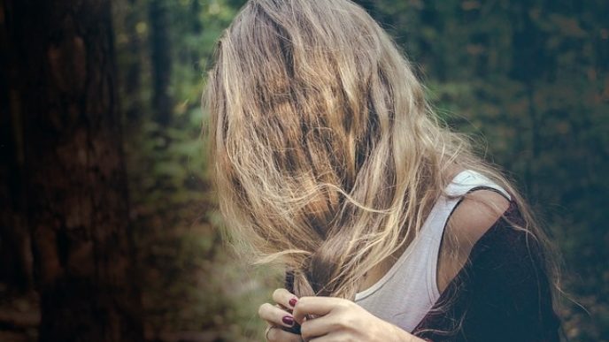 Dlhé a husté vlasy ba mali byť aj zdravé.