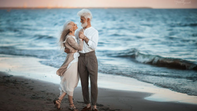 Russian photographer makes wonderful photos with an elderly couple showing that love transcends time 5971041437838 png__880.jpg