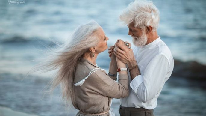 Russian photographer makes wonderful photos with an elderly couple showing that love transcends time 597104c3e5d64__880.jpg