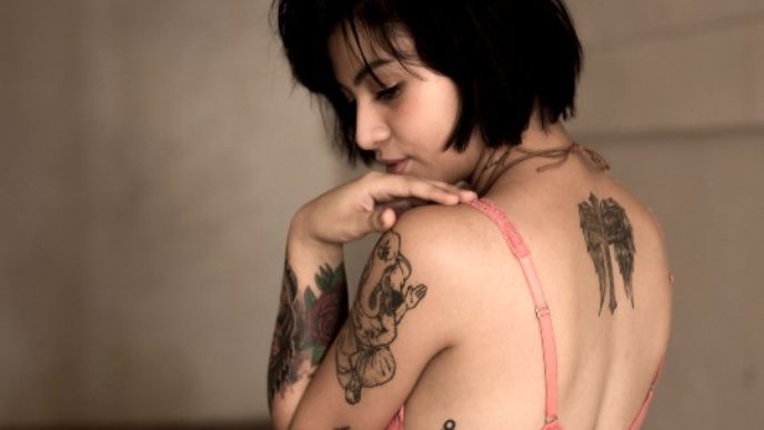 Zena s tetovanim.jpg