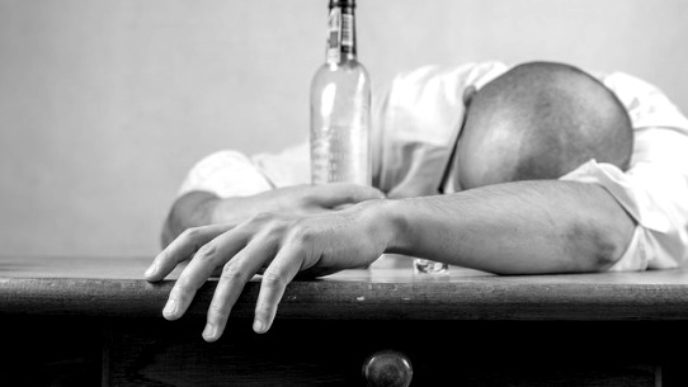 Opitý muž, alkoholik.