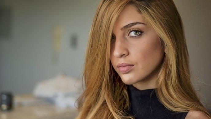 Žena s blond vlasmi., Podčiarknite svoju osobnosť správnym výberom účesu.