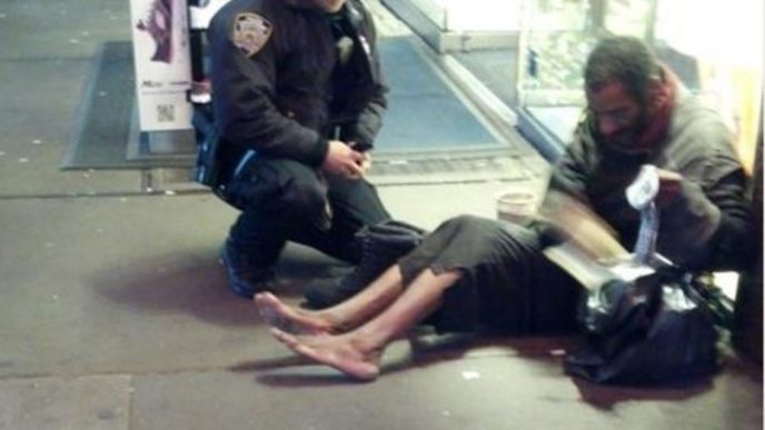 15788610 o nypd cop gives homeless shoes facebook 1503430182 650 959c5c2ce9 1504186602.jpg