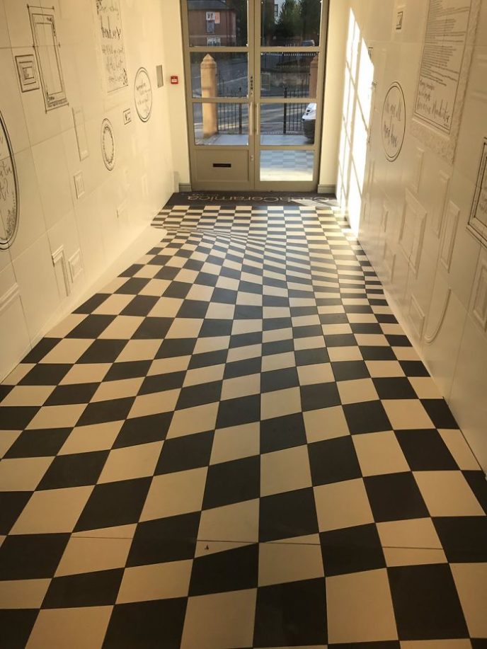 Wavy floor optical illusion casa ceramica 59ddfe4f9e009__700.jpg