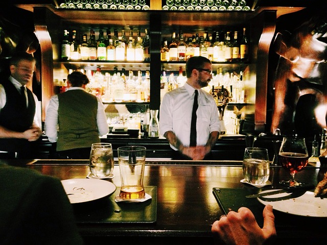 Barman bar obsluha pixabay 4.jpg