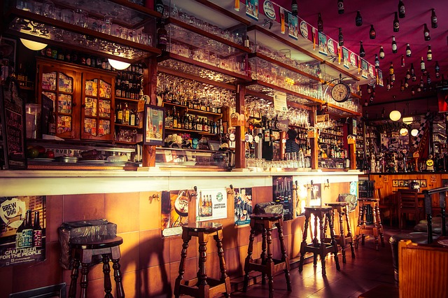 Barman bar obsluha pixabay 5.jpg