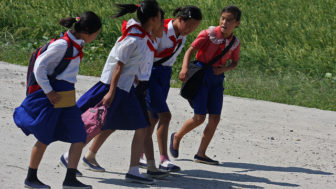 Skolacky deti severna korea.jpg