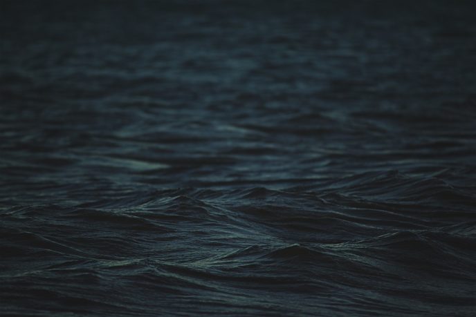 Http://maxpixel.freegreatpicture.com/Reflection Ocean Water Sea Night Blue Dark 1081971