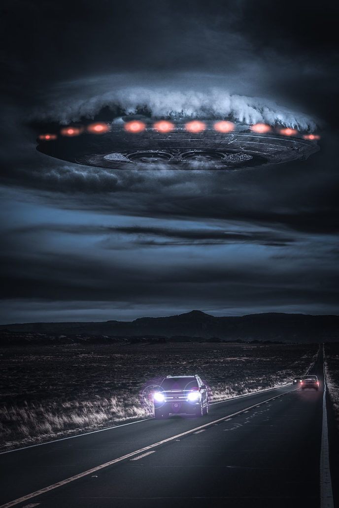 Https://sk.wikipedia.org/wiki/UFO#/media/File:Alien_spaceship_breaking_through_the_clouds_over_a_desert_highway.jpg