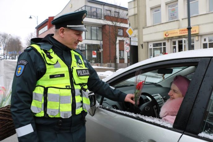 Lithuanian police officers flowers international womens day1 5aa1211567eb9__880.jpg