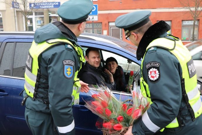 Lithuanian police officers flowers international womens day2 5aa1211926b6f__880.jpg
