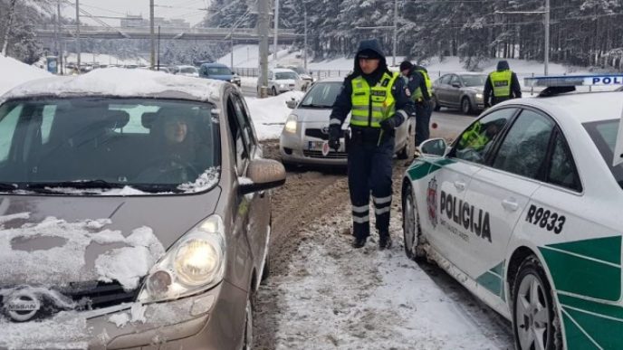 Lithuanian police officers flowers international womens day3 5aa1211b20503__880.jpg
